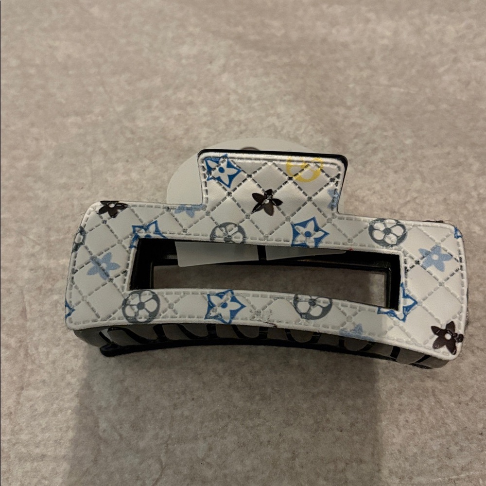 NWT - White and Blue Quilted Hair Claw Clip - Picture 3 of 4